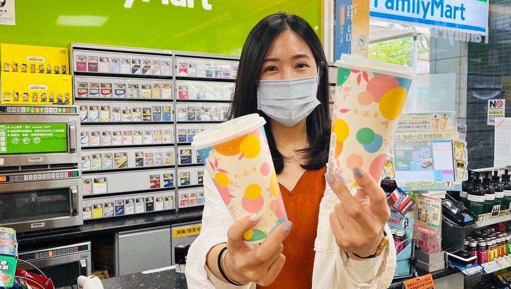 ▲迎接中秋節，全家超商在活動期間推出霜淇淋、極選拿鐵、濃靜岡抹茶拿鐵買一送一，百大商品「第三件0元」。（圖／業者提供）