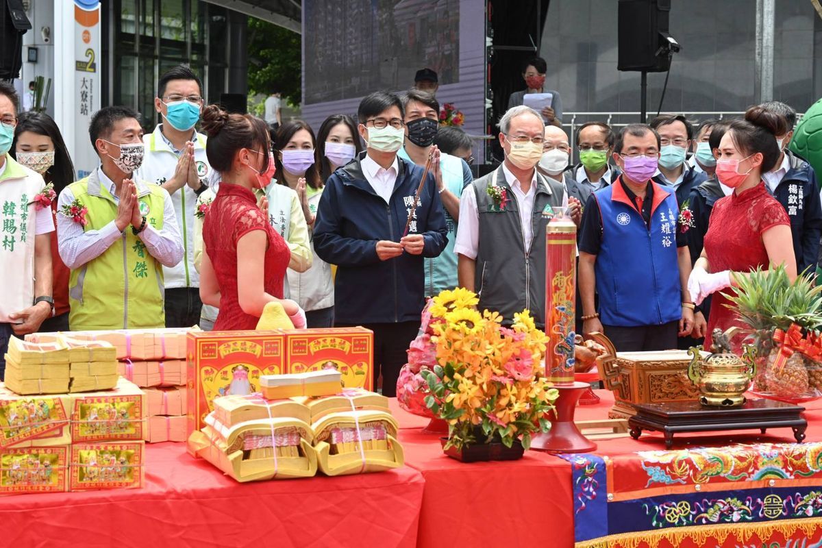 ▲高雄市長陳其邁在主持大寮社會住宅第1期工程動土儀式時宣布，高市府與國家住都中心合作興建社會住宅的目標總量，將計畫由1萬2000戶調升為1萬5000戶。(圖／高市府提供)