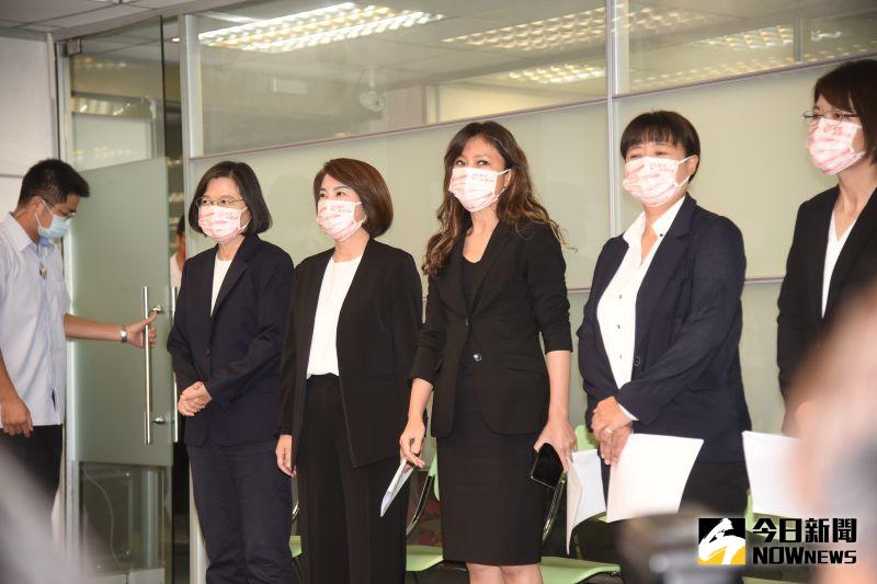 ▲蔡英文領軍民進黨「女力連線」登場。(圖/記者陳明安攝,2020.09.07)