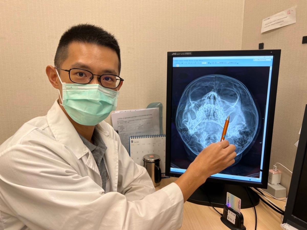 ▲書田診所小兒科主治醫師蘇軏提醒，過敏性鼻炎患者或急性上呼吸道感染後，出現黃膿鼻涕、臉部腫脹疼痛等急性細菌性鼻竇炎相關症狀時，應儘早就醫，以免併發蜂窩性組織炎。（圖／書田診所提供）