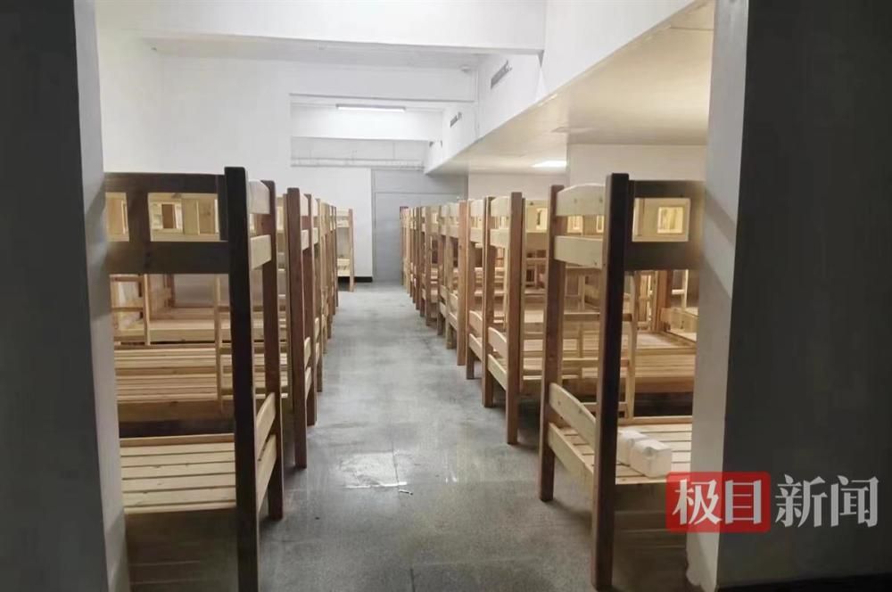 ▲河南濮陽經濟技術開發區濮上實驗學校安排學生入住80人一間的「倉庫式」宿舍。（圖／翻攝自極目新聞）