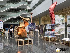 經典雋永「榮耀十刻」 中市都市空間設計大獎入圍作品展登場 ▲第十屆中市都市空間設計大獎入圍作品展,今日起至21日在市府惠中樓一樓展出。(圖/記者金武鳳攝,2022.9.7)