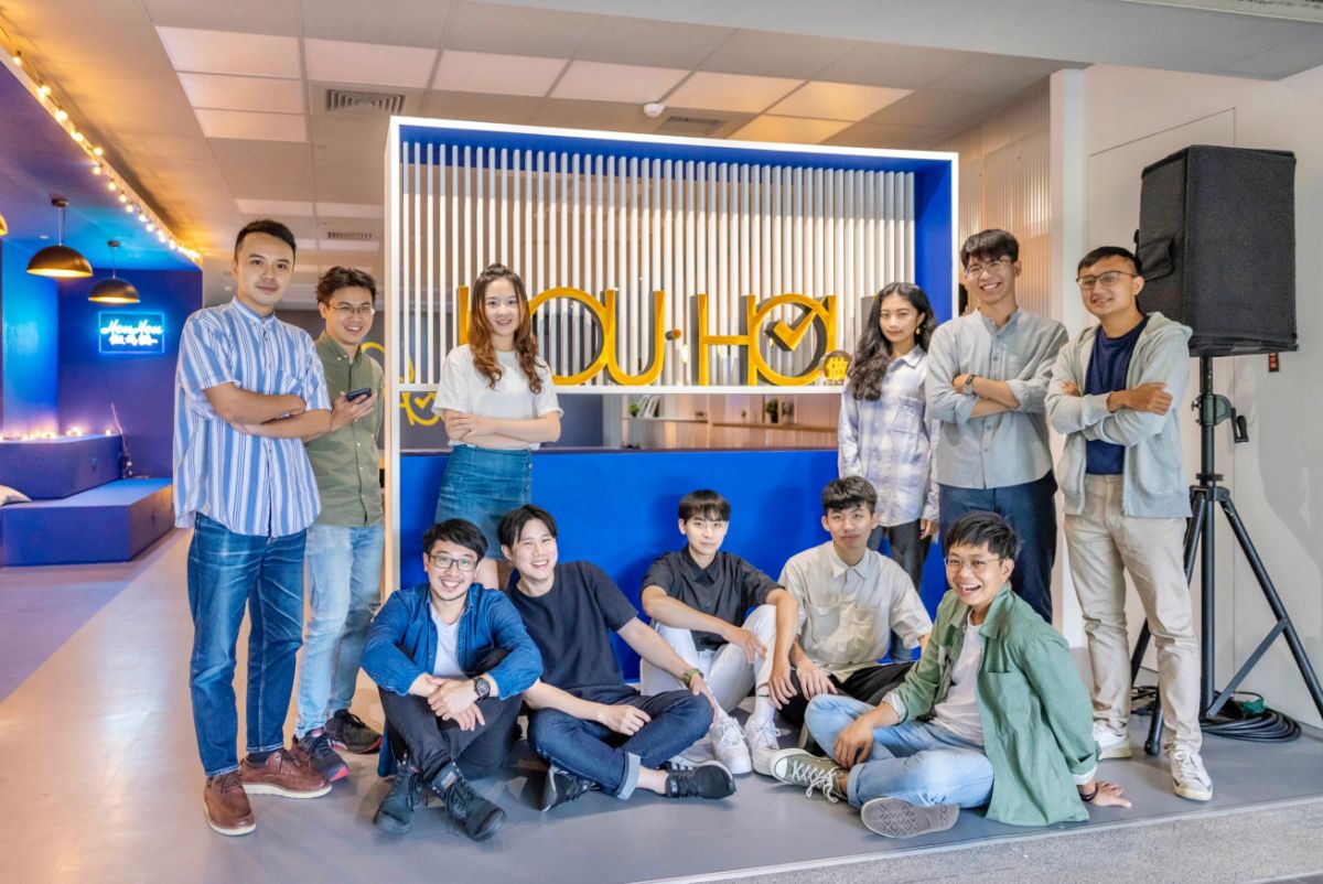 ▲侯友宜選舉辦公室走半開放空間，以黑黃藍色系打造年輕感。（圖／侯友宜選辦提供）