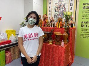 ▲台南市議員參選人林依婷恭請13尊神明為地方護佑（圖／記者張振興攝，2022.09.07）