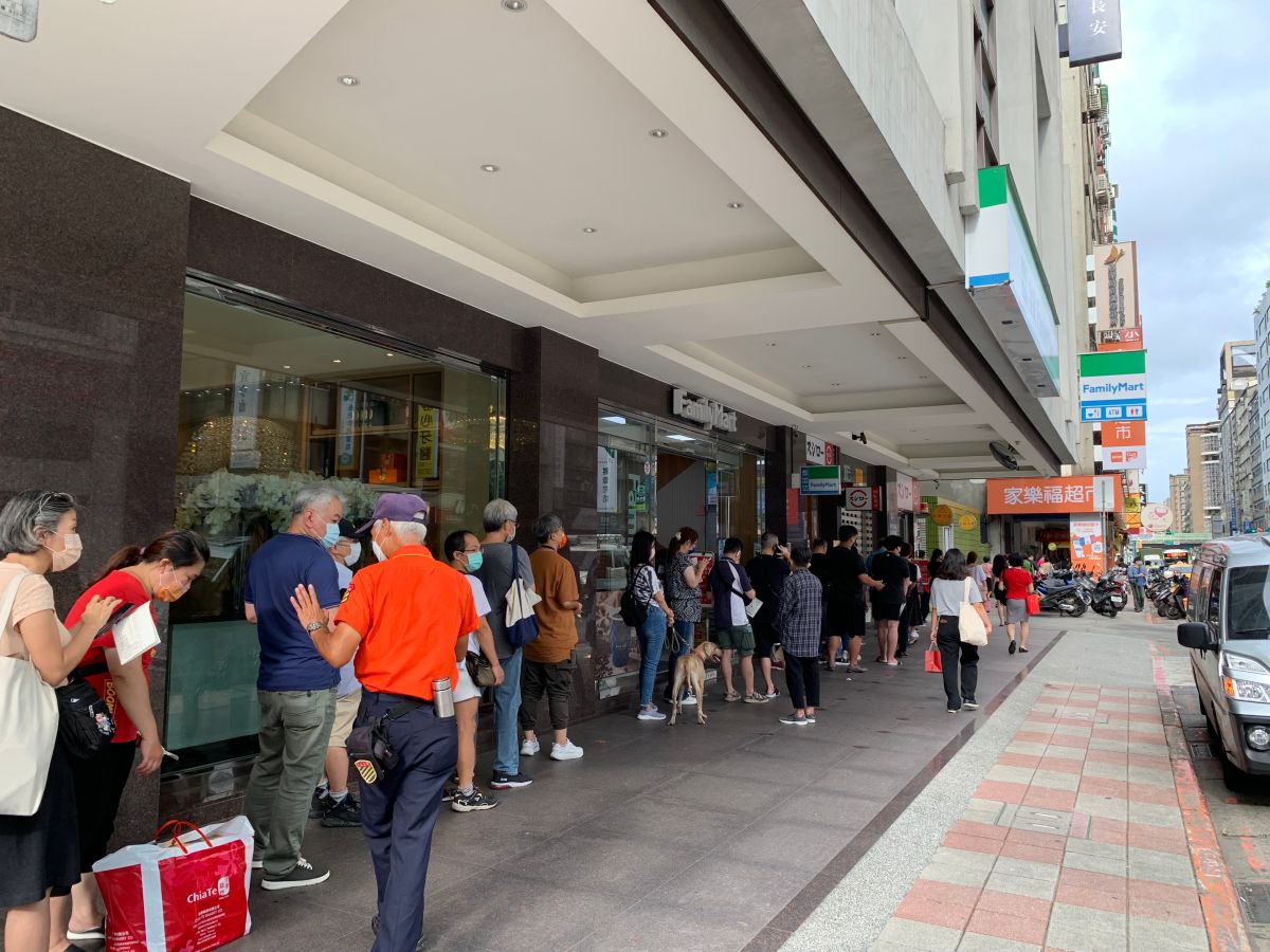 ▲中秋節將至送禮需求大增，台北老字號餅店都大排長龍。圖為台北犁記排隊人潮，民眾久候2小時也甘願。（圖／記者汪睿琦攝）