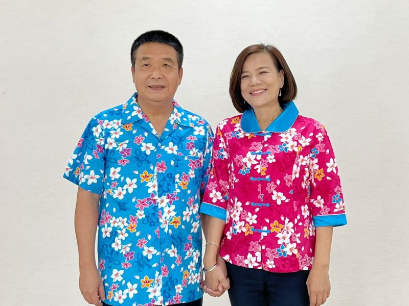 ▲徐定禎特別拍攝客家花布版本定裝照,相當吸睛。(圖/徐定禎辦公室提供)