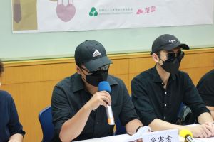 台中狼師案市府維持原懲處 律師提醒:並非最終局 ▲多位A小姐同學現身記者會,重現當年狼師對學生的恐怖控制行為。(圖/翻攝人本教育基金臉書,2022.09.07)