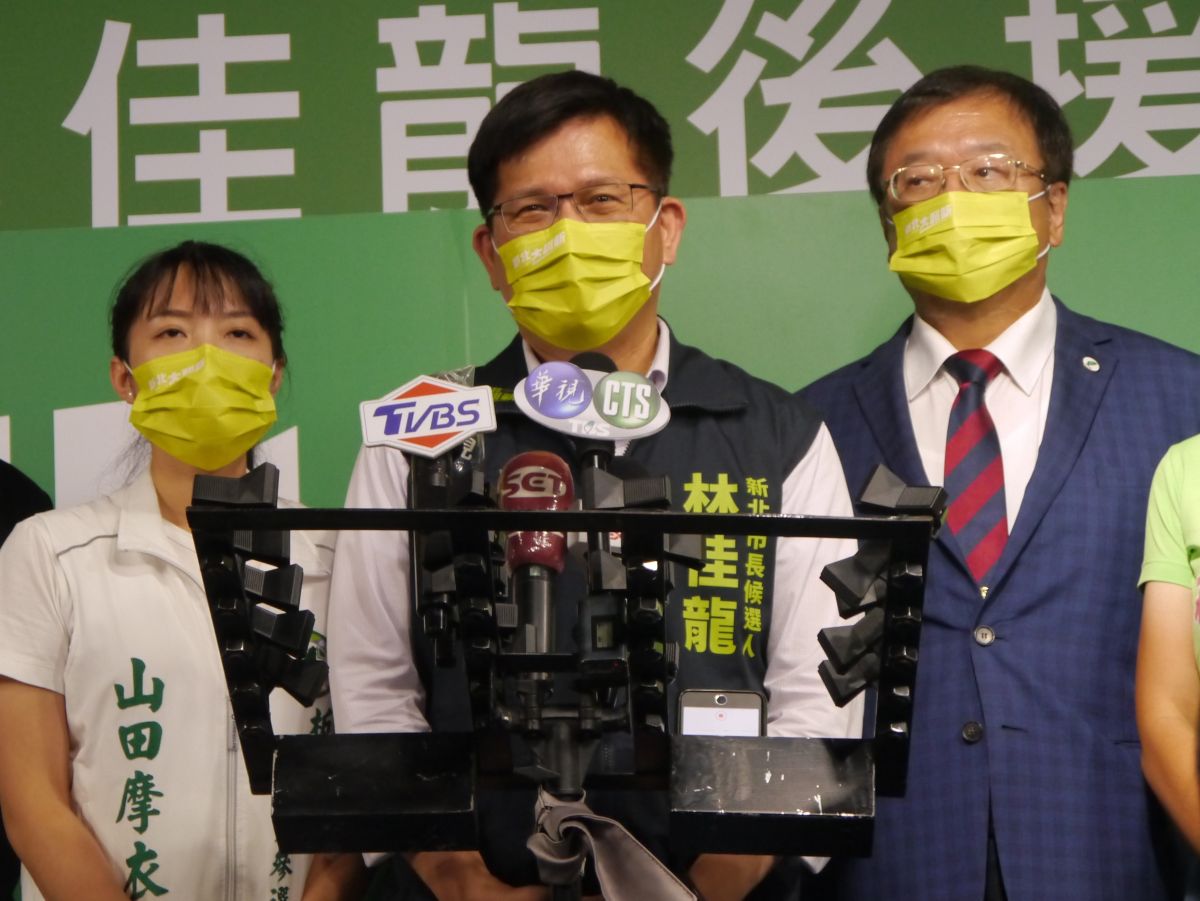 ▲林佳龍出席由建築師、會計師、律師、醫師、中醫師及牙醫師組成的六師後援會成立大會，受訪強調現在是在競選2022新北市長，現任市長卻志在2024總統，就是「吃碗內看碗外」、「雙跤踏雙船」。（圖 ／記者吳嘉億攝，2022.9.7）