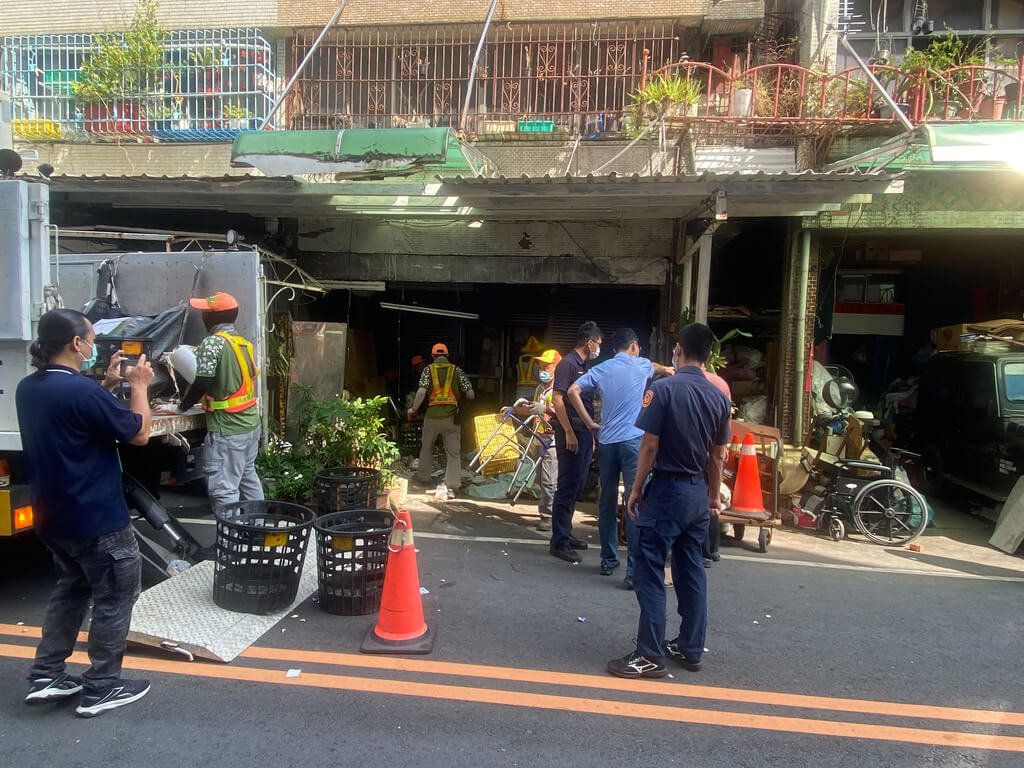 ▲高雄市前金區近期一棟民宅又遭投訴長期堆置大量廢棄物，滋生老鼠、蟑螂，環保局獲報動員耗時1天清理完畢，共清出1.55噸垃圾跟1.2噸回收物。（高雄市環保局提供）中央社記者洪學廣傳真 111年9月7日