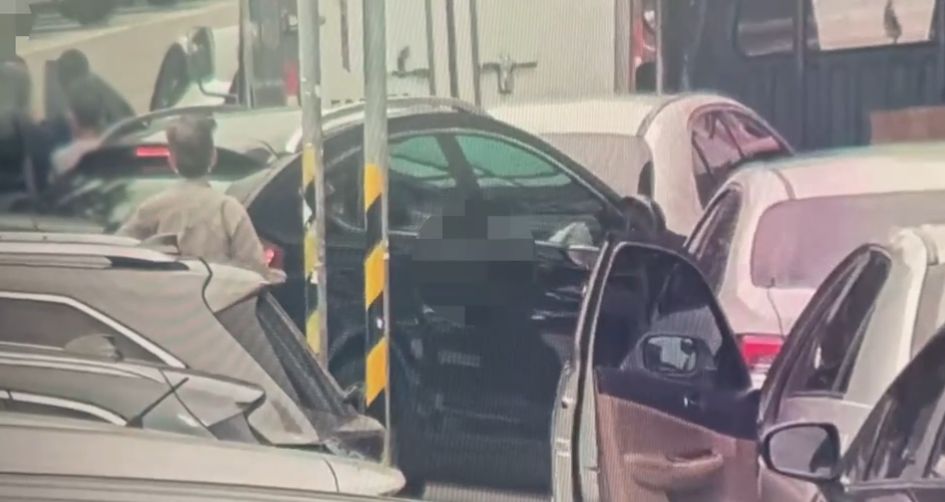 ▲北市街頭行車糾紛，巫姓男子當街亮開山刀恐嚇後方駕駛。（圖／翻攝畫面）