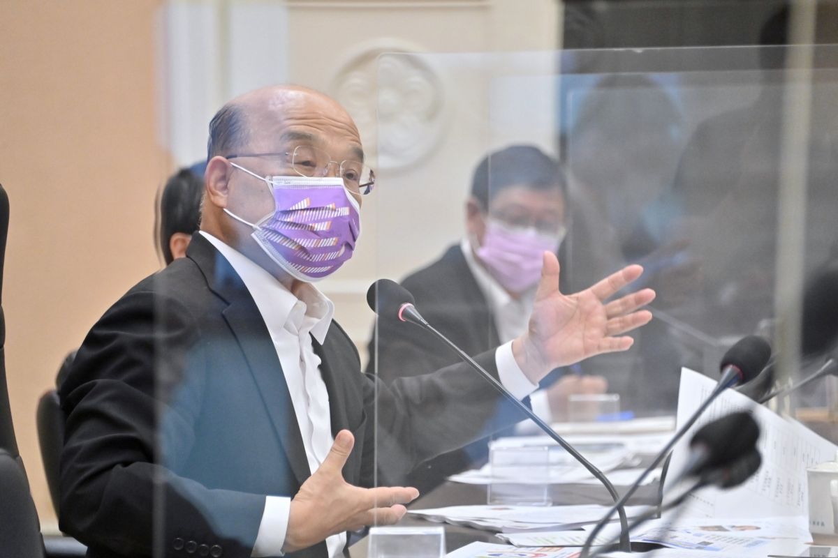 ▲蘇貞昌於行政院會說明基本生活費預計調增至19萬6000元，估計有230萬戶受惠。（圖／行政院提供）
