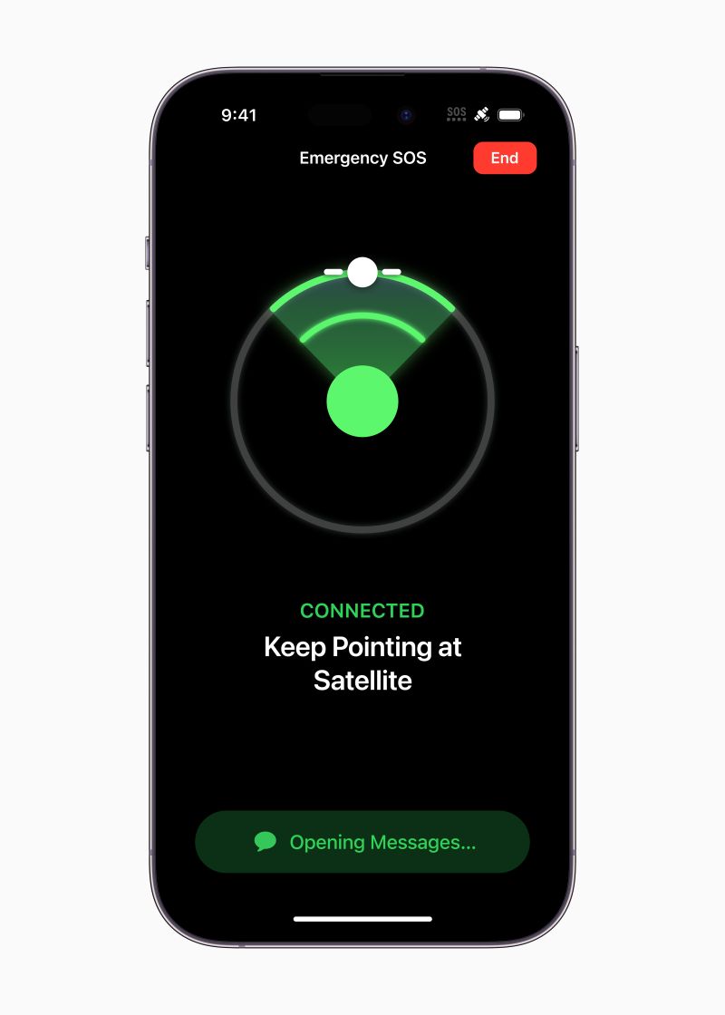 ▲遇到狀況的時候,iPhone 會指示使用者,傳送訊息給緊急服務單位時應將手機對準何處以連接衛星或保持連接。(圖/官方提供)