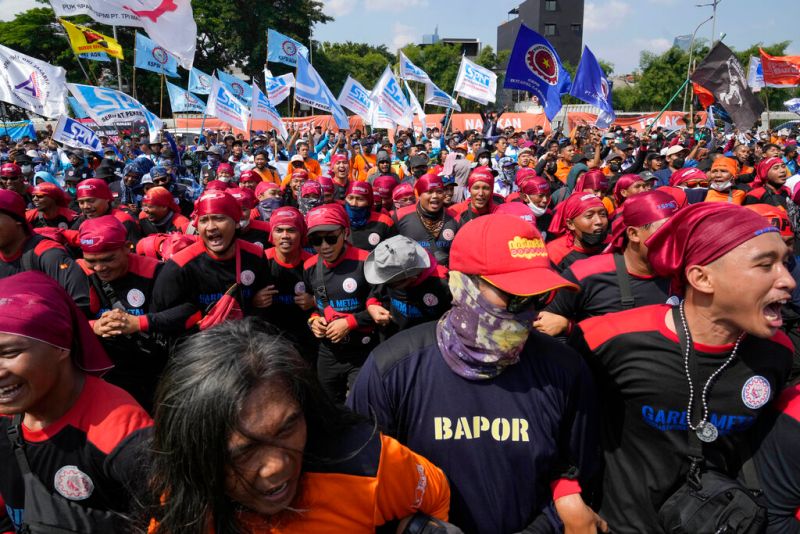 ▲印尼政府宣布油價漲30%，引發民眾強烈不滿，各地爆發示威潮。（圖／美聯社／達志影像）