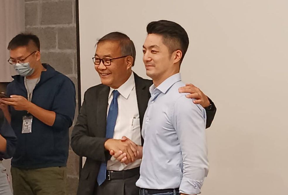 ▲國民黨台北市長參選人蔣萬安向台灣基督長老教會雙連教會長老江彥霆請益。（圖／記者余祥攝，2022.9.8）