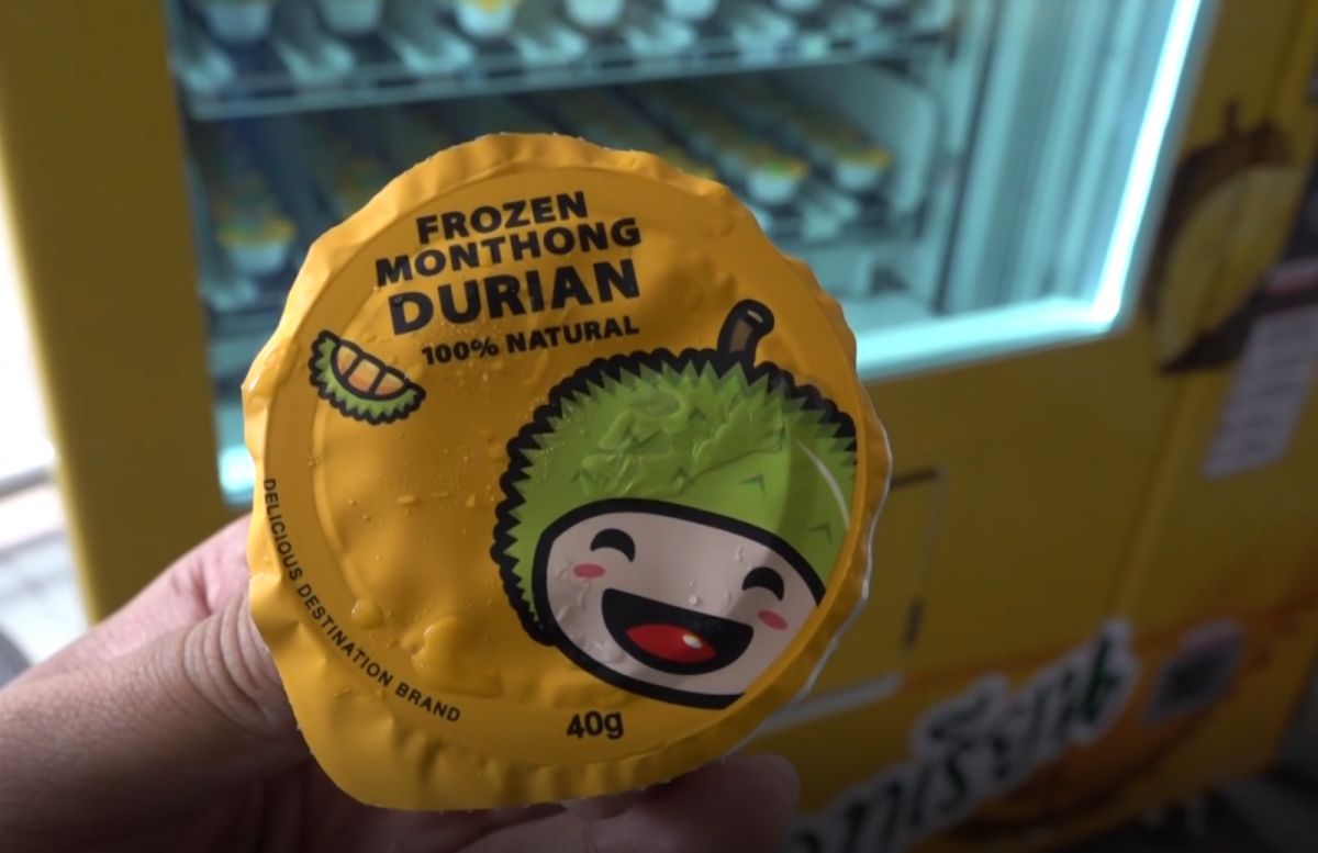 ▲泰國曼谷街頭近日開始設置「榴槤販賣機」，吸睛包裝希望能鼓勵更多民眾嘗試、消費。（圖／擷取自美聯社影片）