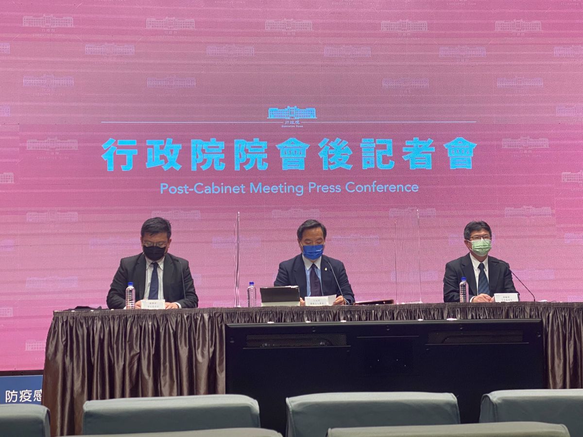 ▲行政院今日召開記者會宣布，基本工資月薪調升至2萬6400元，時薪則由168元調升至176元，從明年元旦起上路（圖／記者陳威叡攝，2022.09.08）