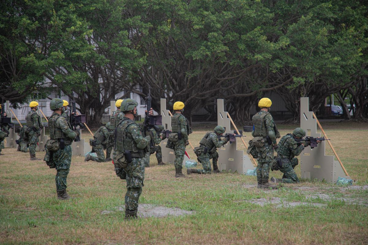 ▲花防部機步營官兵執行實戰化射擊演練。(圖／軍聞社提供)