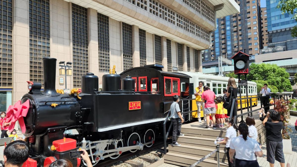 ▲台鐵整修LDK58蒸汽機車頭及LDR2201柴油客車，打造「三又二分之一月台」，成北車新地標。（圖／記者李琦瑋攝，2022.09.08）