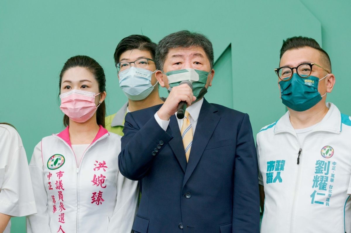 ▲民進黨台北市長參選人陳時中晚間透過臉書表示，歡迎大家二創他的照片和影片，但惡意的毀謗已脫離理性範圍，不為任何人所樂見，競選辦公室已針對網傳的造假影片向警方報案。（圖／陳時中辦公室提供）