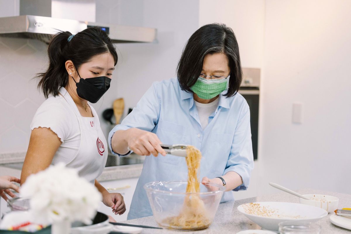 ▲蔡英文與小廚神朱如茵（Liya）聯手下廚，重現蜜汁烤鰻魚米粉。（圖／民進黨提供）