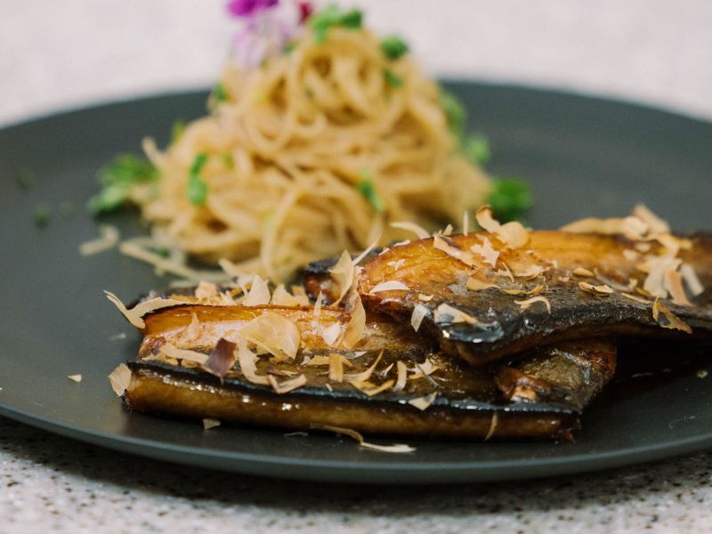 ▲「蜜汁烤鰻魚米粉」上菜後,蔡英文的筷子停不下來,鹹甜交織與檸檬酸味的畫龍點睛,讓她4度誇「非常好吃」。(圖/民進黨提供)