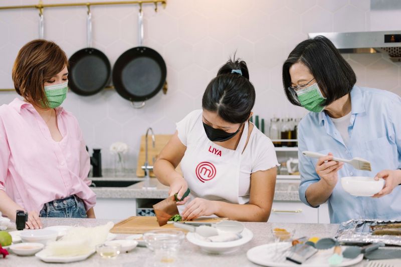 ▲蔡英文送上一件印有「Liya Chu」的工作圍裙予Liya,祝福Liya繼續勇敢並堅持做自己喜歡的事。(圖/民進黨提供)