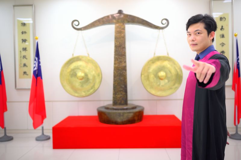 ▲最高檢察署邀請各地優秀檢察官拍攝宣導反賄選海報(圖/最高檢察署提供)