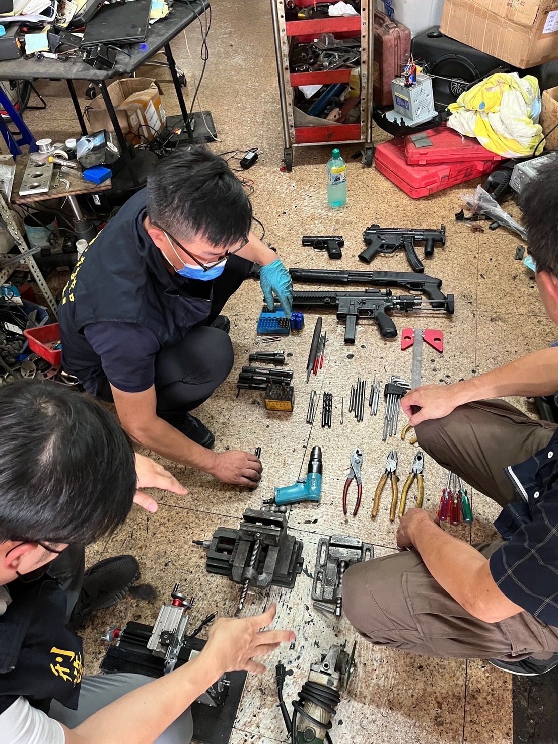 ▲九合一選前淨化治安　中警掃蕩非法槍械（圖/記者鄧力軍翻攝）