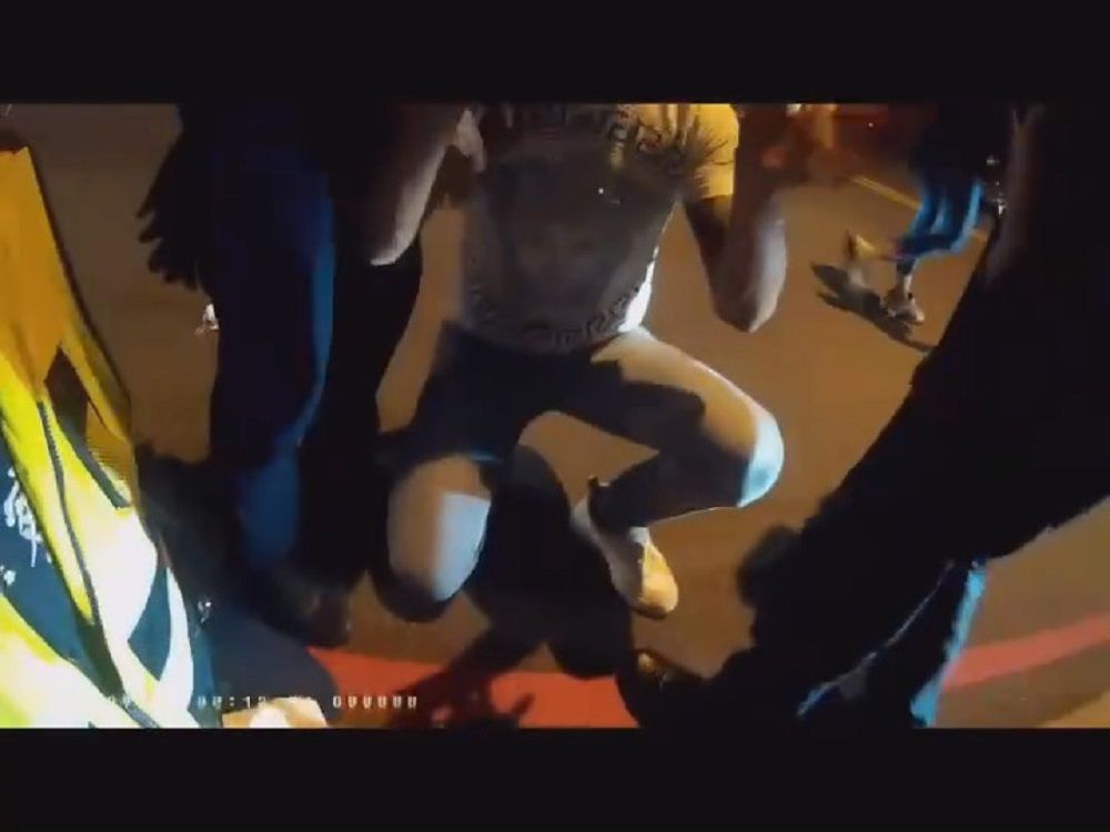 ▲台中第六分局警方噴辣椒水制伏滋事的酒客（圖/記者鄧力軍翻攝）