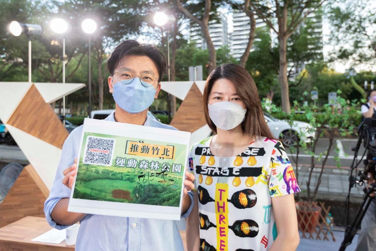 ▲世興空品區爭議，民進黨新竹縣長候選人周江杰（左）認為應朝「運動森林公園」型態發展。（圖/周江杰辦公室提供）