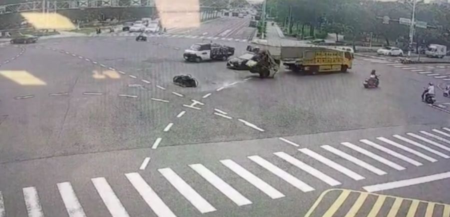 ▲「山貓機具」掉落大馬路上，所幸後方無來車，未造成人員傷亡（圖／翻攝畫面）
