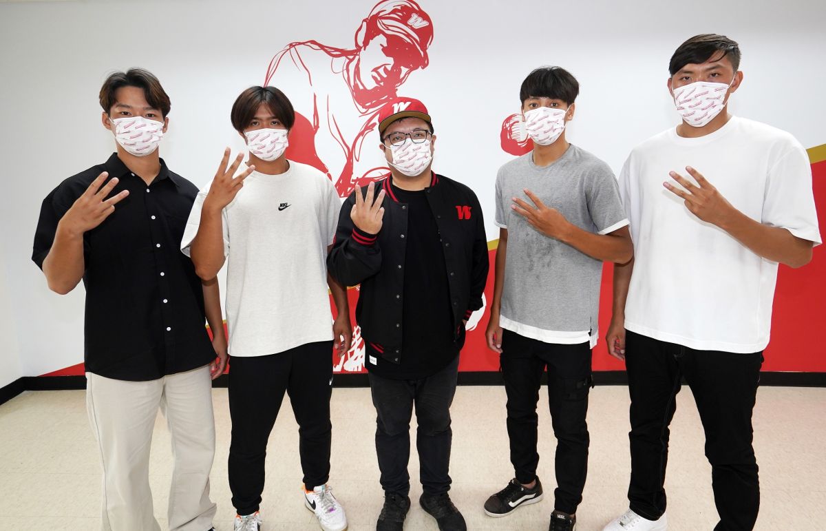 ▲ 味全龍與五位新人完成簽約，由左至右分別為許元泰、林子宸、丁仲緯領隊、吳君奕、鄭亦軒（味全龍提供）