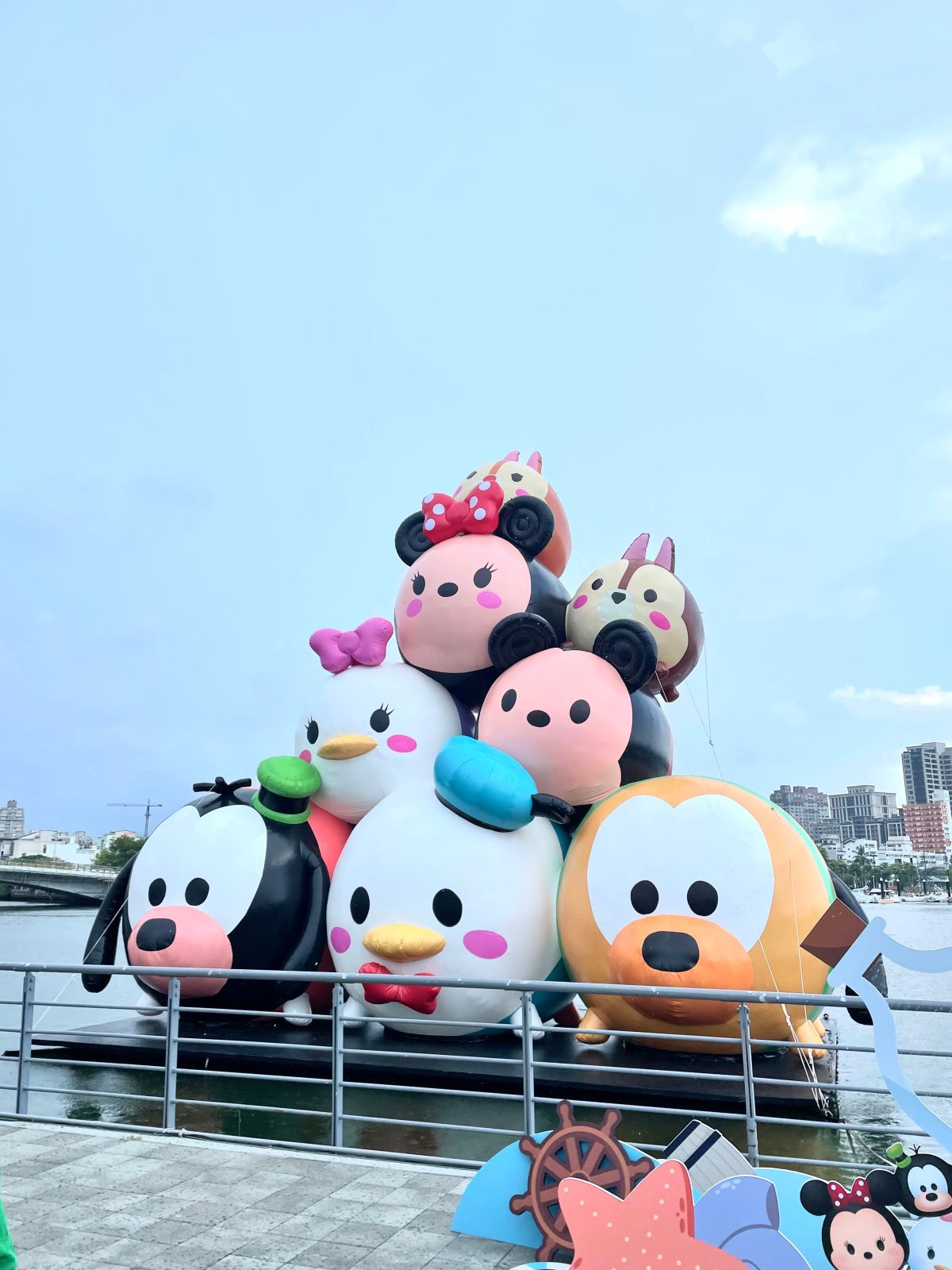 ▲巨萌Tsum Tsum 悠閒漂浮安平遊憩碼頭，勢必引起民眾搶拍風潮（圖／記者林怡孜攝，2022,09,08）