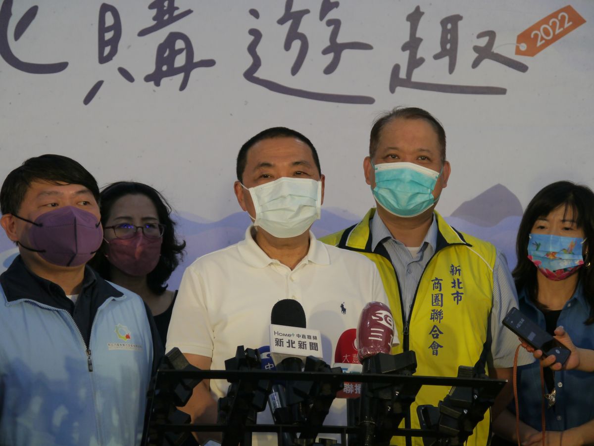 ▲侯友宜出席市府「新北購遊趣」宣傳記者會，受訪提到2024話題時，強調感謝朱立倫，一起扮演好角色，分工合作打出年底漂亮的選戰。（圖 ／記者吳嘉億攝，2022.9.8）