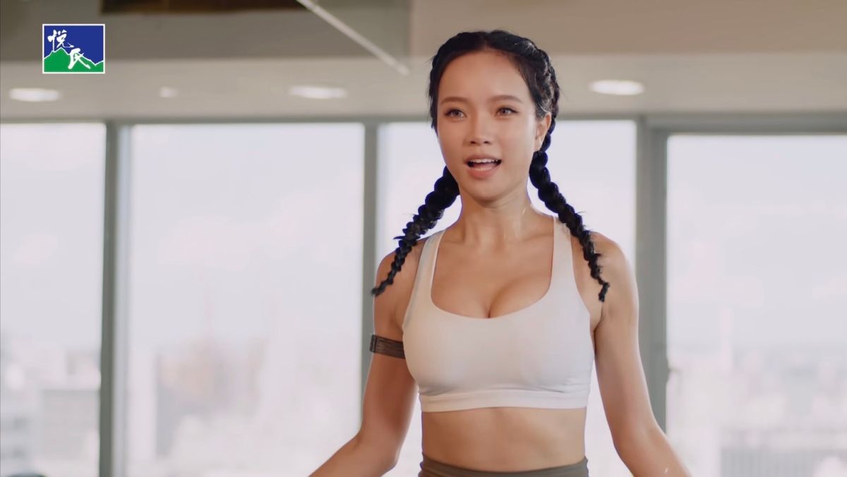 ▲近期有支廣告片超夯，片中女主角由知名健身教練「孟橙老師」主演，由於笑容甜美身材火辣，竟意外掀起網路討論。（圖／翻攝自悅氏礦泉水Youtube）