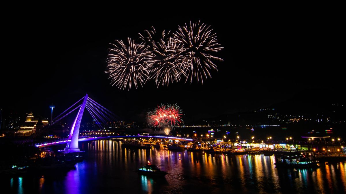 ▲淡水漁人碼頭煙火秀將訂於明（27）日登場，今年首度打造歷年來時間最長的15分鐘河上煙火。（圖／往年資料照，新北市漁業局提供）