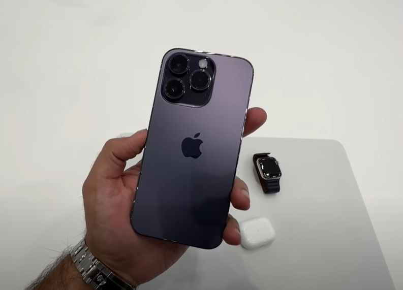 ▲國外網紅發布拿著深紫色iPhone 14 Pro實機的影片。（圖／Youtube：EMKWAN REVIEWS）