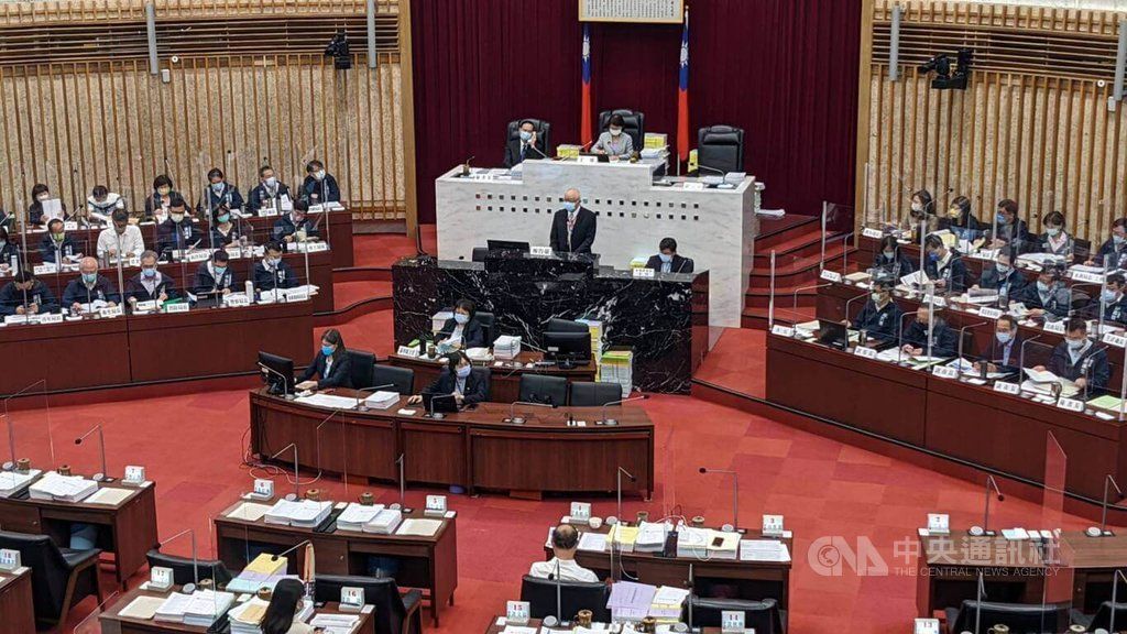 ▲高雄市議會8日進行112年度高雄市施政計畫與總預算案報告，並由審計部高雄市審計處長張倍榮（講台站者）報告今年高雄市總決算審核應行注意事項。中央社記者曾以寧攝 111年9月8日