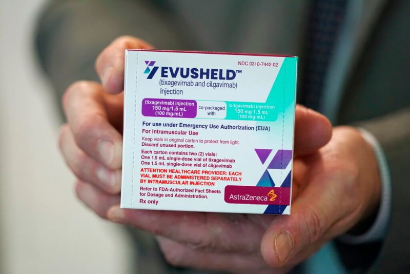 ▲醫師說明，Evusheld是一種對新冠病毒有效的單株抗體，臨床上研究證明可產生暴露前預防效用。（圖／美聯社／達志影像）