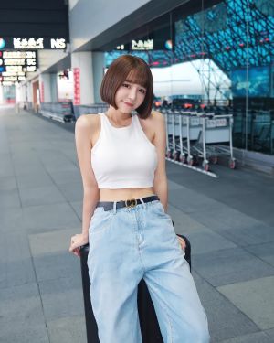 ▲元元出現在機場時,只有一個人的身影。(圖/翻攝元元IG) ▲「呆萌女神」元元。(圖/翻攝元元IG)