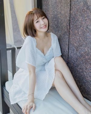 ▲剛剪了一頭短髮,元元的新髮型清爽俐落。(圖/翻攝元元IG) ▲「呆萌女神」元元。(圖/翻攝元元IG)