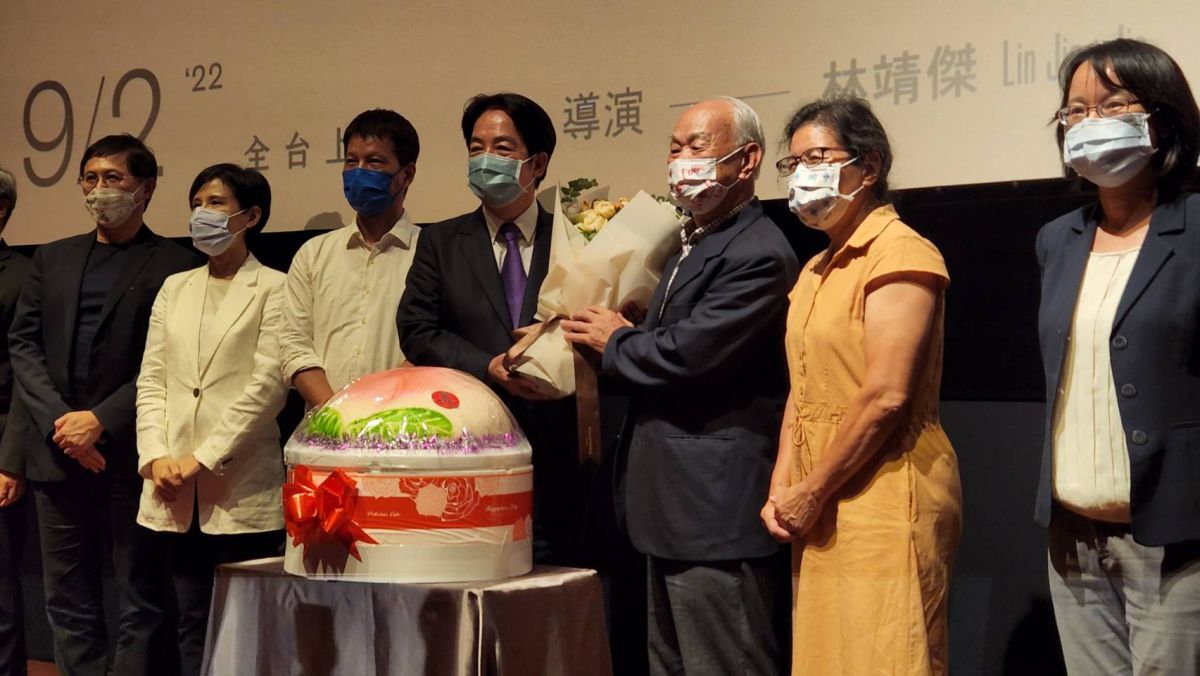 ▲青平台基金會今（8）日舉辦吳晟紀錄片《他還年輕》特映會，適逢吳晟（右3）生日，青平台董事長鄭麗君（左2）、副總統賴清德（左4）等人共同為他慶生。（圖／記者李琦瑋攝，2022.09.08）