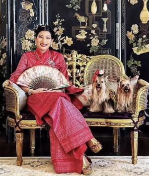 ▲泰國現任國王瓦吉拉隆功的小女兒拍攝沙龍照。（圖／翻攝自推特）