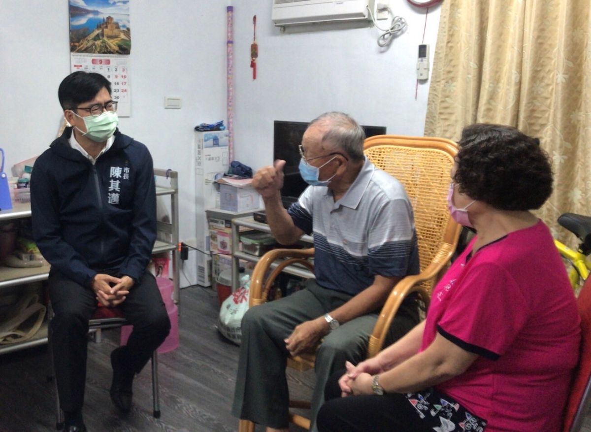 ▲高雄市長陳其邁今（8）日下午到城中城大火受災戶家中慰訪，也關心受災戶身體復原及生活狀況。（圖／高雄市社會局提供）