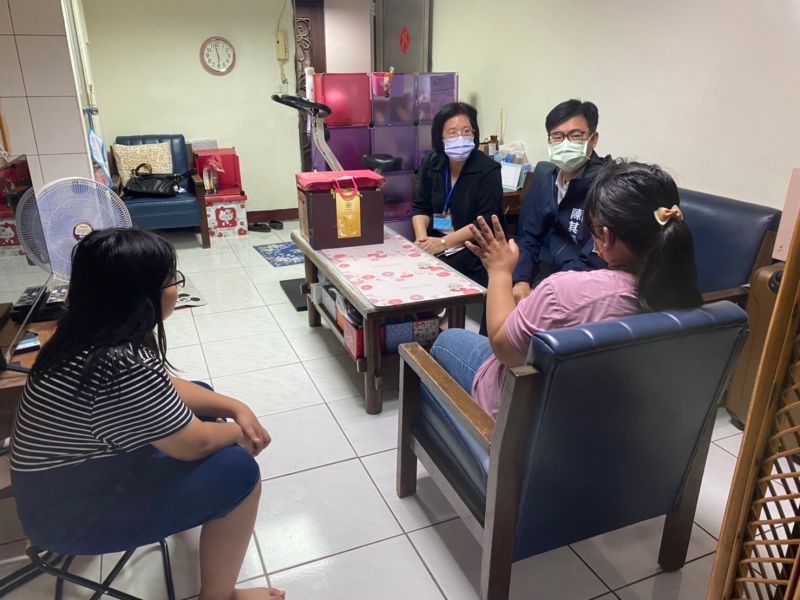 ▲高雄市長陳其邁今(8)日下午到城中城大火受災戶家中慰訪,也關心受災戶身體復原及生活狀況。(圖/高雄市社會局提供)