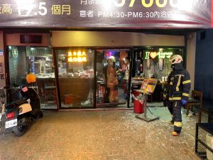▲新北新莊迴龍地區1家燒烤店，晚間傳出爆炸聲，造成4名客人受傷送醫。（圖／翻攝自記者爆料網）