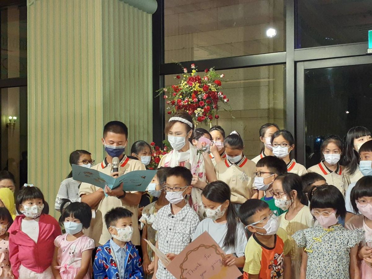 ▲中秋節前夕，台中林酒店辦饗樂中秋公益餐會，宴請鎮瀾兒童家園孩子吃大餐、歡唱聯誼，以實際行動疼惜咱的囝仔。（圖／林酒店提供）