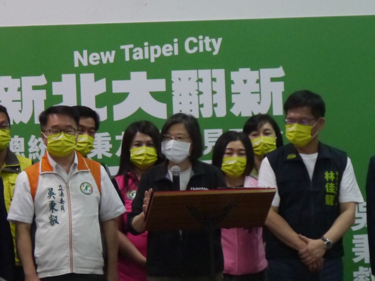 ▲總統蔡英文五度到新北市輔選林佳龍，致詞時向現場支持者呼籲台灣在很好的狀況下，要一棒接一棒。（圖 ／記者吳嘉億攝，2022.9.8）