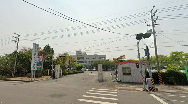 ▲警消獲報後，將受困婦人救出後，送往台南醫院新化分院救治。（圖／GoogleMap）