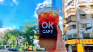 ▲特大杯西西里氣泡咖啡原價80元、兩杯120元,約7.5折。(圖/OK超商提供) ▲特大杯西西里氣泡咖啡原價80元、兩杯120元,約7.5折。(圖/OK超商提供)